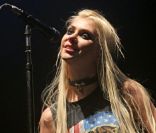 Taylor Momsen et The Pretty Reckless, sur scène à l'O2 Academy. Leeds, le 12 novembre 2011.