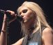 Fini le scotch pour cacher ses seins : Taylor Momsen a finalement décidé de mettre un soutien-gorge. Leeds, le 12 novembre 2011.