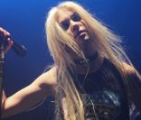 Surfant sur la vague trash et provoc', Taylor Momsen continue d'enflammer les scènes comme celle de l'O2 Academy. Leeds, le 12 novembre 2011.