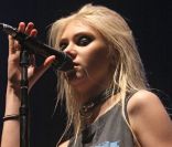 Taylor Momsen et The Pretty Reckless, sur scène à l'O2 Academy à Leeds, le 12 novembre 2011.