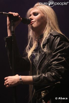 La nouvelle star du rock Taylor Momsen, en plein live avec The Pretty Reckless à Leeds, le 12 novembre 2011.