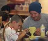 David Bekcham et son fils Cruz en pleine activité manuelle dans un Color Me Mine de Los Angeles le 13 novembre 2011