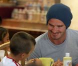 David Bekcham est un papa fier de son fils Cruz en pleine activité manuelle dans un Color Me Mine de Los Angeles le 13 novembre 2011