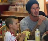 David Bekcham et son fils Cruz en pleine activité manuelle dans un Color Me Mine de Los Angeles le 13 novembre 2011
