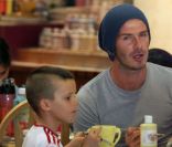 David Bekcham et son fils Cruz en pleine activité manuelle dans un Color Me Mine de Los Angeles le 13 novembre 2011
