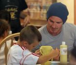 David Bekcham et son fils Cruz en pleine activité manuelle dans un Color Me Mine de Los Angeles le 13 novembre 2011