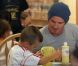 David Bekcham et son fils Cruz en pleine activité manuelle dans un Color Me Mine de Los Angeles le 13 novembre 2011