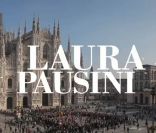 Pour le clip de  Non ho mai smesso , deuxième extrait de son album  Inedito , Laura Pausini a investi la Piazza Duomo Milano, le parvis de la catédrale de Milan, en compagnie de dizaines de figurants.