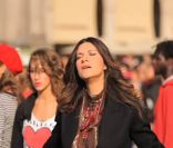 Pour le clip de <em>Non ho mai smesso</em>, deuxième extrait de son album <em>Inedito</em>, Laura Pausini a investi la Piazza Duomo Milano, le parvis de la catédrale de Milan, en compagnie de dizaines de figurants.