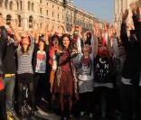 Laura Pausini et ses figurants dans le clip de  Non ho mai smesso , deuxième extrait de son album  Inedito , sur le parvis de la catédrale de Milan, en compagnie de dizaines de figurants.