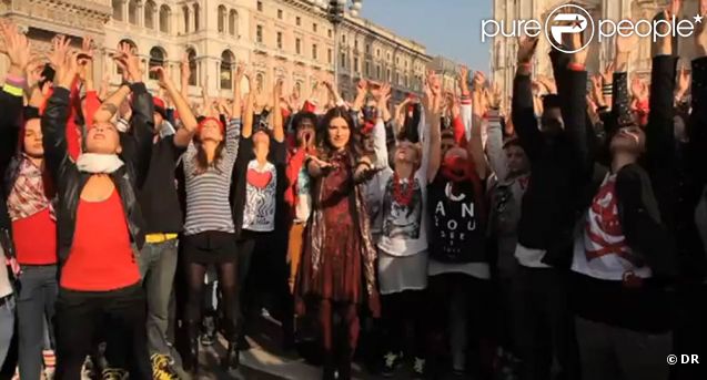 Laura Pausini et ses figurants dans le clip de  Non ho mai smesso , deuxième extrait de son album  Inedito , sur le parvis de la catédrale de Milan, en compagnie de dizaines de figurants.