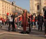 Pour le clip de <em>Non ho mai smesso</em>, deuxième extrait de son album <em>Inedito</em>, Laura Pausini a investi la Piazza Duomo Milano, le parvis de la catédrale de Milan, en compagnie de dizaines de figurants.
