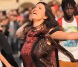 Pour  Non ho mai smesso , deuxième extrait de son album  Inedito , Laura Pausini a investi la Piazza Duomo Milano, le parvis de la catédrale de Milan, en compagnie de dizaines de figurants.