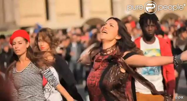 Pour  Non ho mai smesso , deuxième extrait de son album  Inedito , Laura Pausini a investi la Piazza Duomo Milano, le parvis de la catédrale de Milan, en compagnie de dizaines de figurants.