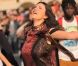 Laura Pausini submergée de fans en plein coeur de Milan
