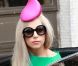 Lady Gaga, surmontée d'un couvre-chef rose à la forme très originale, quitte son Hôtel le Lanesborough à Londres le 16 novembre 2011
