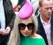 Lady Gaga affiche un sacré chapeau rose à la forme très originale, quitte son Hôtel le Lanesborough à Londres le 16 novembre 2011
