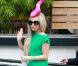 Lady Gaga, surmontée d'un couvre-chef rose à la forme très originale, quitte son Hôtel le Lanesborough à Londres le 16 novembre 2011
