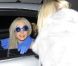 Lady Gaga s'arrête en voiture pour parler à ses fans dans les rues de Londres le 15 novembre 2011