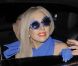 Lady Gaga s'arrête en voiture pour parler à ses fans dans les rues de Londres le 15 novembre 2011