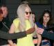 Lady Gaga, vêtue d'une robe jaune, quitte son Hôtel le Lanesborough à Londres le 15 novembre 2011
