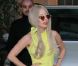 Lady Gaga, vêtue d'une robe jaune, quitte son Hôtel le Lanesborough à Londres le 15 novembre 2011
