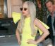 Lady Gaga, vêtue d'une robe jaune, quitte son Hôtel le Lanesborough à Londres le 15 novembre 2011
