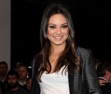 Mila Kunis, très élégante dans son blazer argenté et ses chaussures Brian Atwood pour se rendre au salon de l\'auto de Los Angeles. Le 15 novembre 2011.