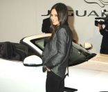 Mila Kunis pose avec style devant le dernier né Jaguar. Los Angeles, le 15 novembre 2011.<br />