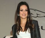 Mila Kunis a dévoilé avec grâce le dernier né du constructeur Jaguar lors du salon de l\'auto de Los Angeles. Le 15 novembre 2011.<br />