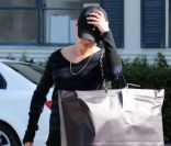 Mila Kunis en pleine séance shopping, est repartie les bras chargés de sacs Mulberry et See By Chloé. Beverly Hills, le 15 novembre 2011.<br />