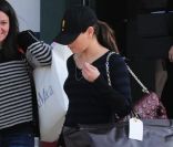 Mila Kunis en pleine séance shopping. Beverly Hills, le 15 novembre 2011.<br />