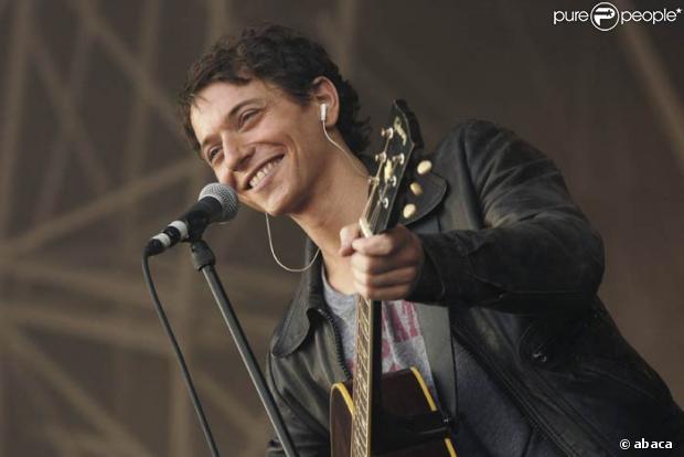 Le chanteur Raphaël