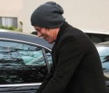 Mickey Rourke se change après sa séance de sport à Beverly Hills, le 18 novembre 2011.