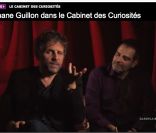 Stéphane Guillon face à Darkplanneur dans son Cabinet des Curiosités.