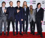 Maroon 5 le 20 novembre 2011 lors des American Music Awards au Nokia Theatre de Los Angeles