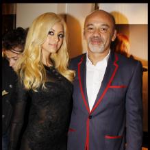 Zahia Dehar a pris la pose avec Christian Louboutin lors de la présentation des photos du livre du chausseur à la galerie du Passage à Paris le 21 novembre 2011