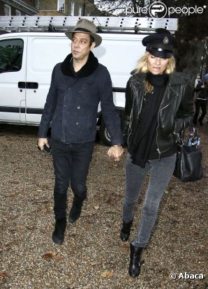 Kate Moss et Jamie Hince dans les rues de Londres pour aller inspecter les travaux de leur nouvelle maison. Le 23 novembre 2011