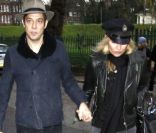 Kate Moss et Jamie Hince dans les rues de Londres pour aller inspecter les travaux de leur nouvelle maison. Le 23 novembre 2011