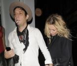 Kate Moss et son mari Jamie Hince à la sortie d'un club le 23 novembre 2011