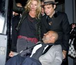 Kate Moss et son mari Jamie Hince à la sortie d'un club le 23 novembre 2011