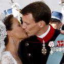 PHOTOS : Tous les baisers du mariage de la princesse française : le romantisme n'est pas mort !