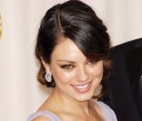 Chevelure soyeuse, peau dorée, yeux de chat, l\'identité beauté de Mila Kunis se résume à quelques détails qui font la différence...<br />