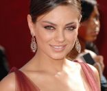 Pour illuminer son regard félin, Mila Kunis ose le fard orangé aux reflets cuivrés qui réchauffent son visage. Un teint nude, des yeux chargés, Mila est une icône glamour.<br />