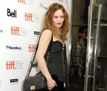Vanessa Paradis twiste son look du soir avec son Boy qui lui donne une allure plus relax et tellement chic. <br />