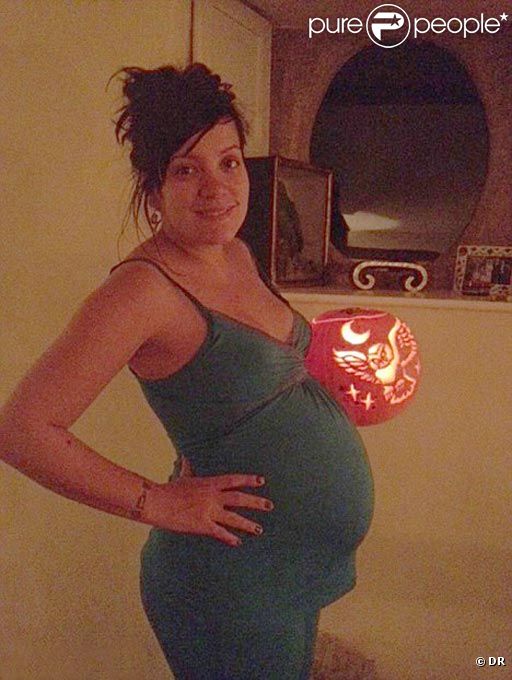Photo personnelle de Lily Allen enceinte de son premier bébé le soir d'Halloween