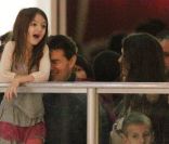 Tom Cruise, Katie Holmes et leur fille Suri Cruise passent un moment en famille à la patinoire à Pittsburgh le 19 novembre 2011