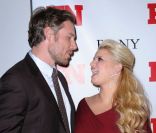 Jessica Simpson et Eric Johnson posent à New York, à l'occasion des 25e