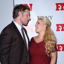 Jessica Simpson et Eric Johnson posent à New York, à l'occasion des 25e