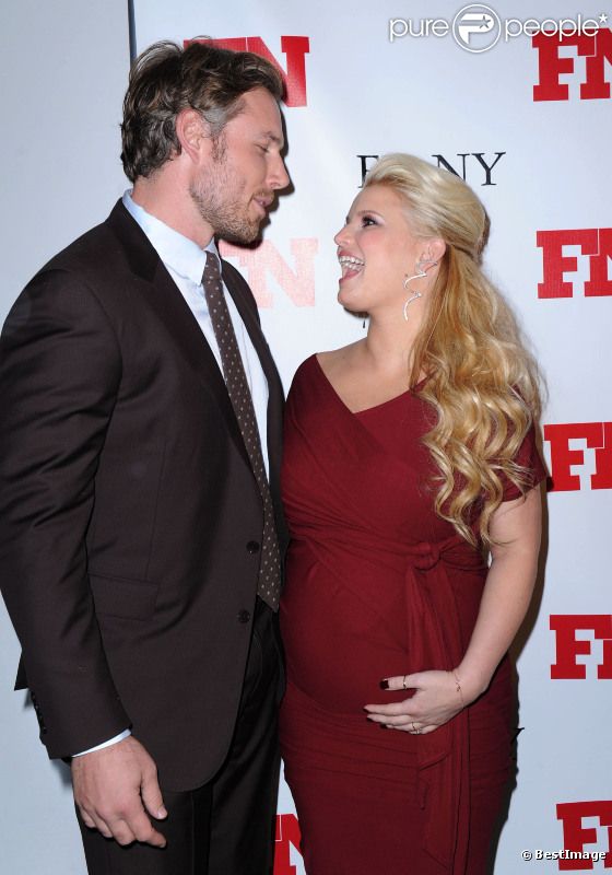 Jessica Simpson et Eric Johnson posent à New York, à l'occasion des 25e